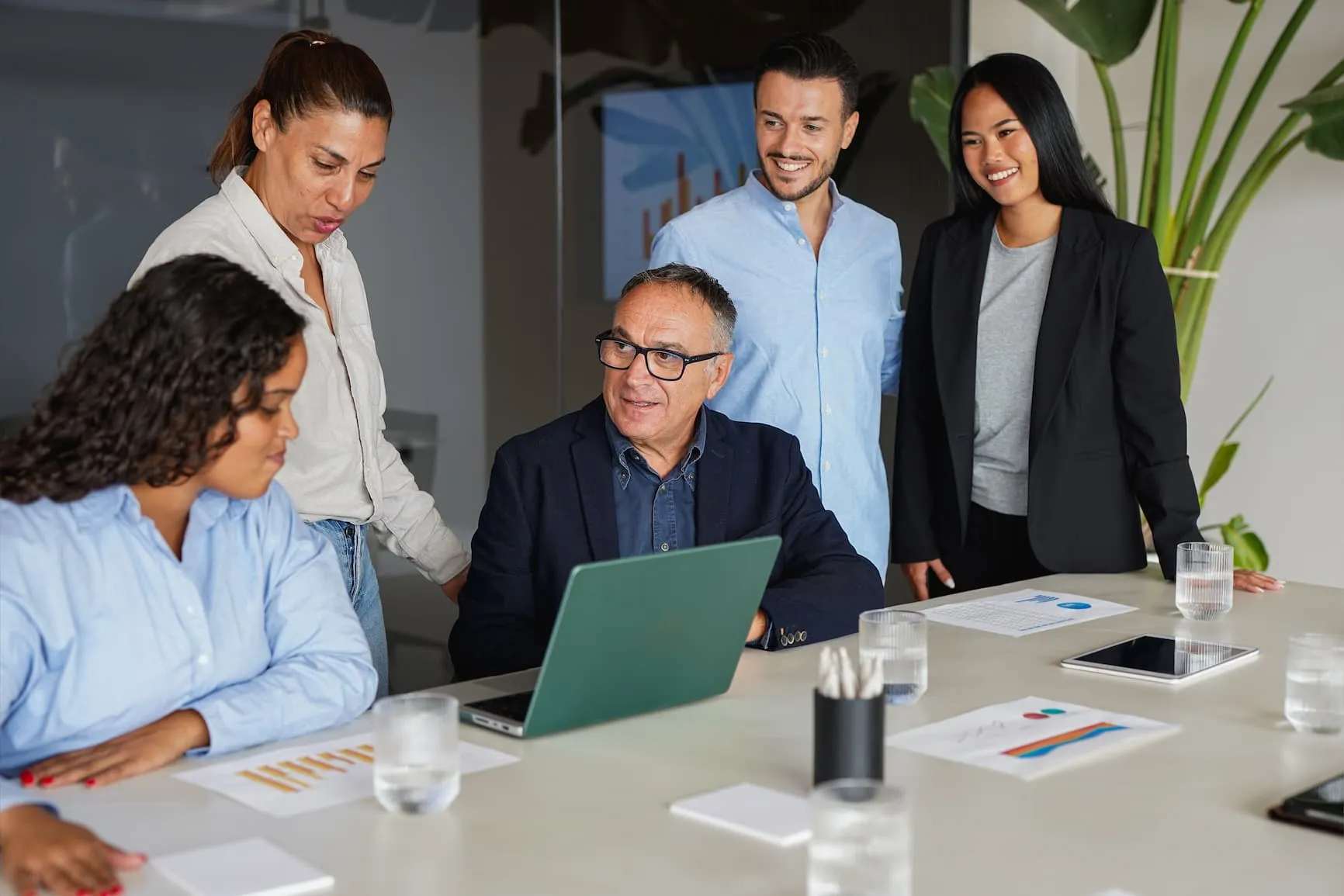 Equipo de Estrategias Noroeste revisando números con un cliente